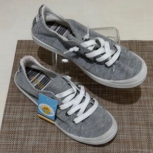 NWT Beneker heathered gray casual sneakers. Women's 9. Stylish and comfortable!